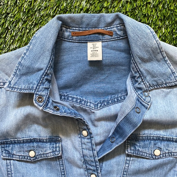 & Denim. Light Denim shirt with cute buttons. Super soft fabric. Fitted. - Picture 4 of 5